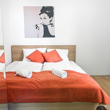 Lovely 2Br Shared Apartment, Enkplatz U3, 15Min To Center Bécs Kültér fotó